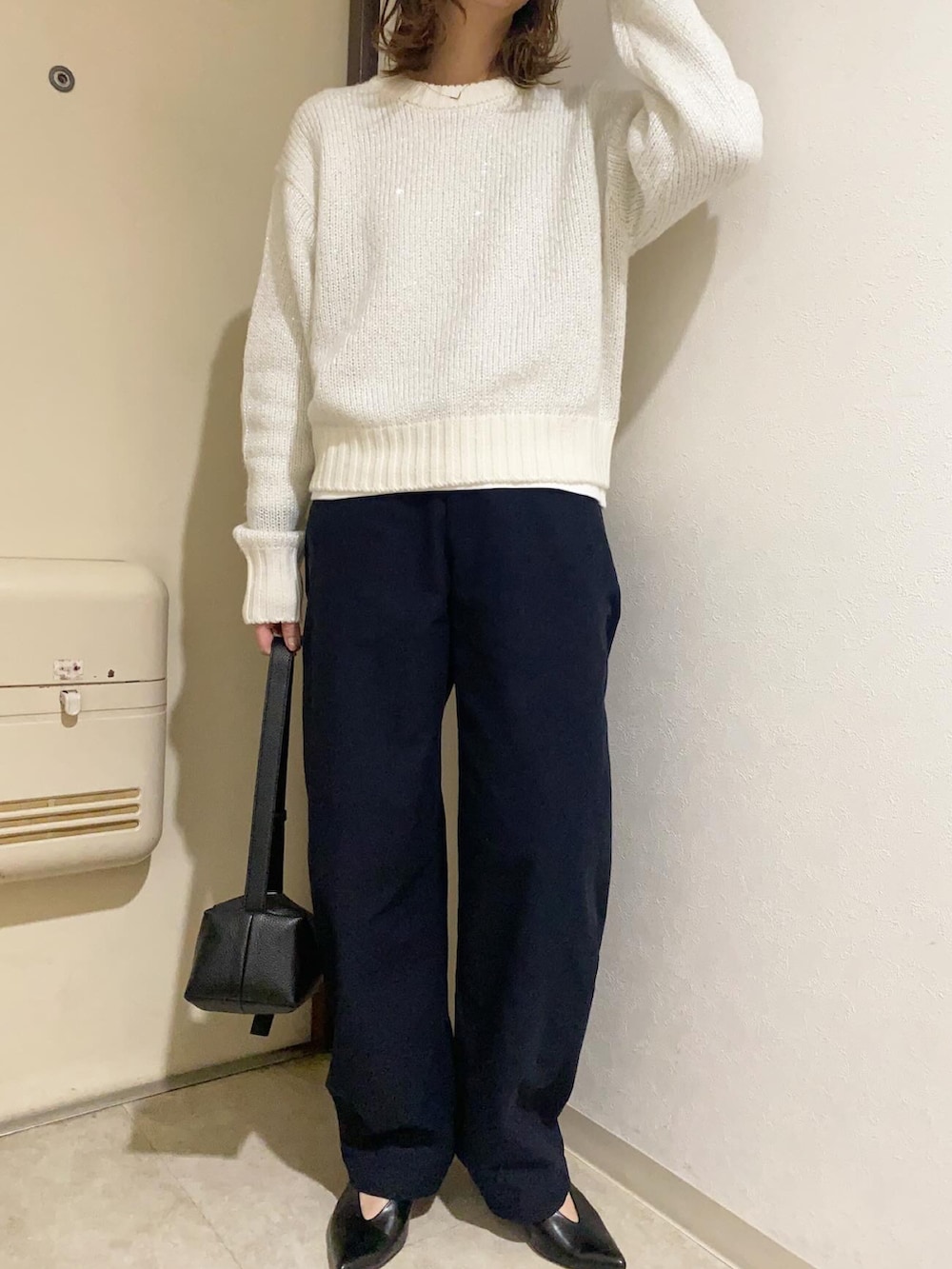 ホワイト系のニット/セーター、ブルー系のカーゴパンツ、ホワイト系のTシャツ/カットソーを着用したレディースの冬コーディネートの4枚目の写真