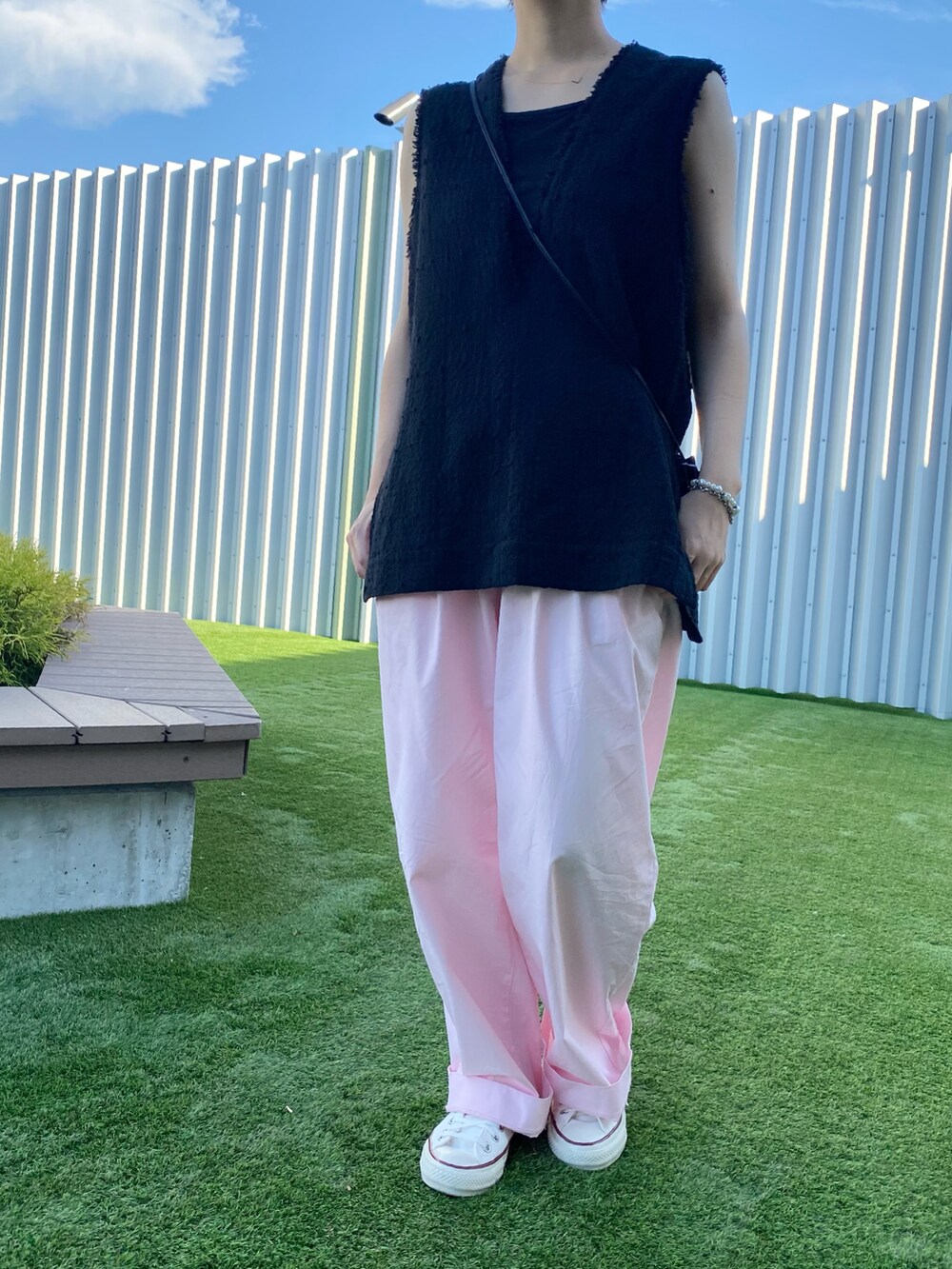 ピンク系のその他パンツ、ブラック系のベストを着用したレディースの夏コーディネートの2枚目の写真