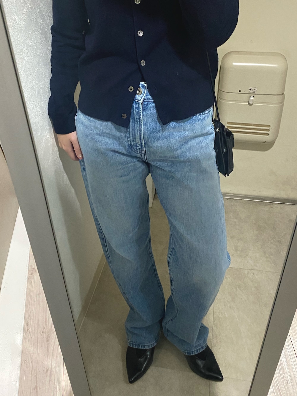 ブルー系のデニムパンツ、ブルー系のカーディガン/ボレロ、ブラック系のパンプスを着用したレディースの冬コーディネートの3枚目の写真