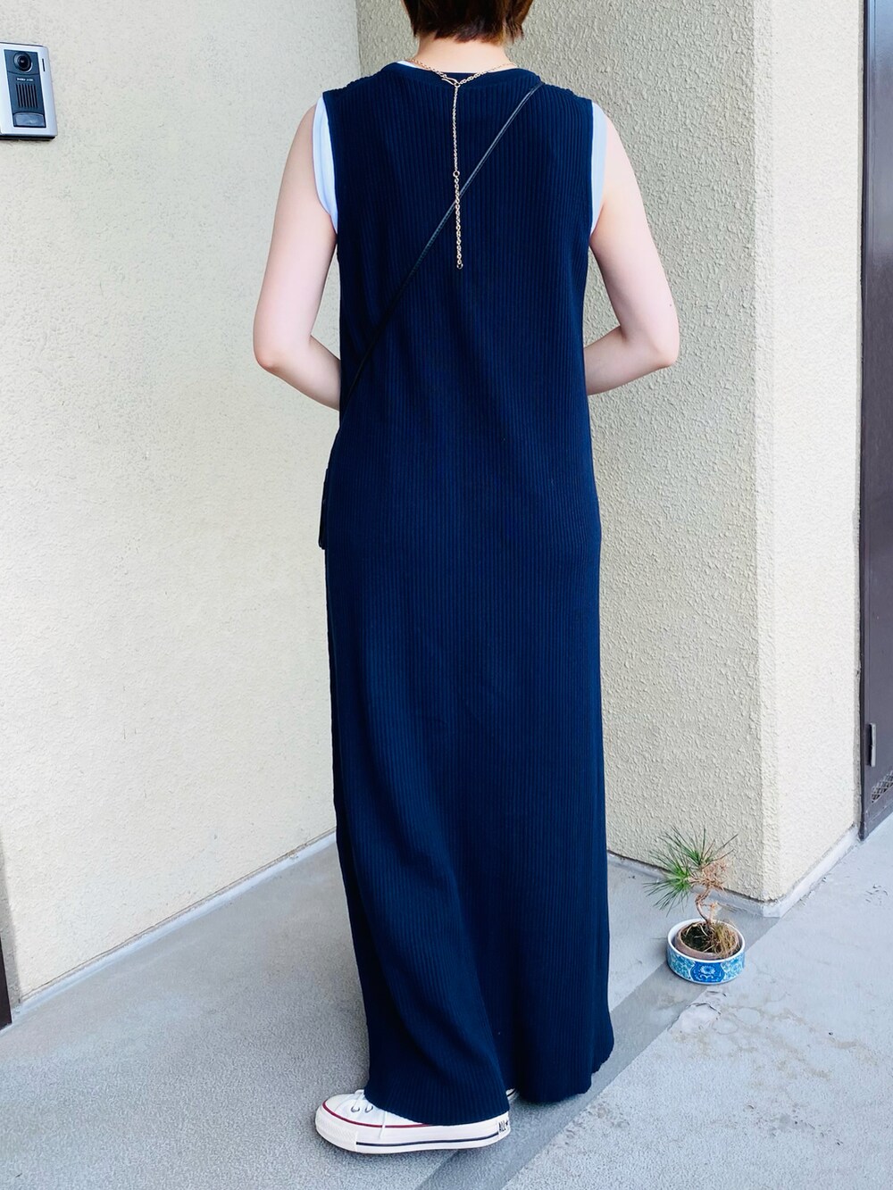 ブルー系のワンピース、ホワイト系のTシャツ/カットソーを着用したレディースの夏コーディネートの3枚目の写真