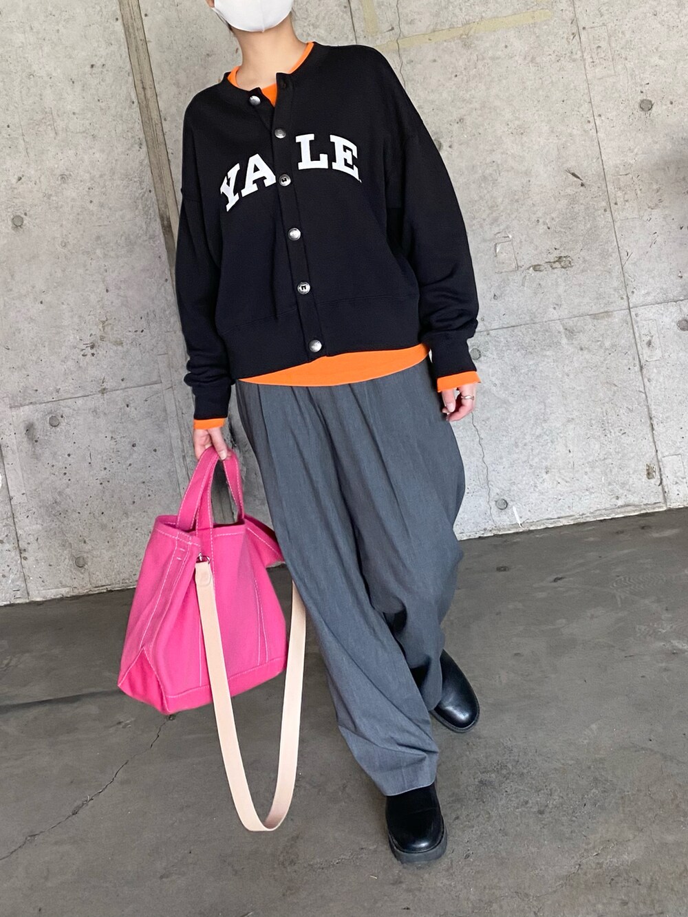 グレー系のカーディガン/ボレロ、ブラック系のパンツ、オレンジ系のTシャツ/カットソーを着用したレディースの冬コーディネートの3枚目の写真