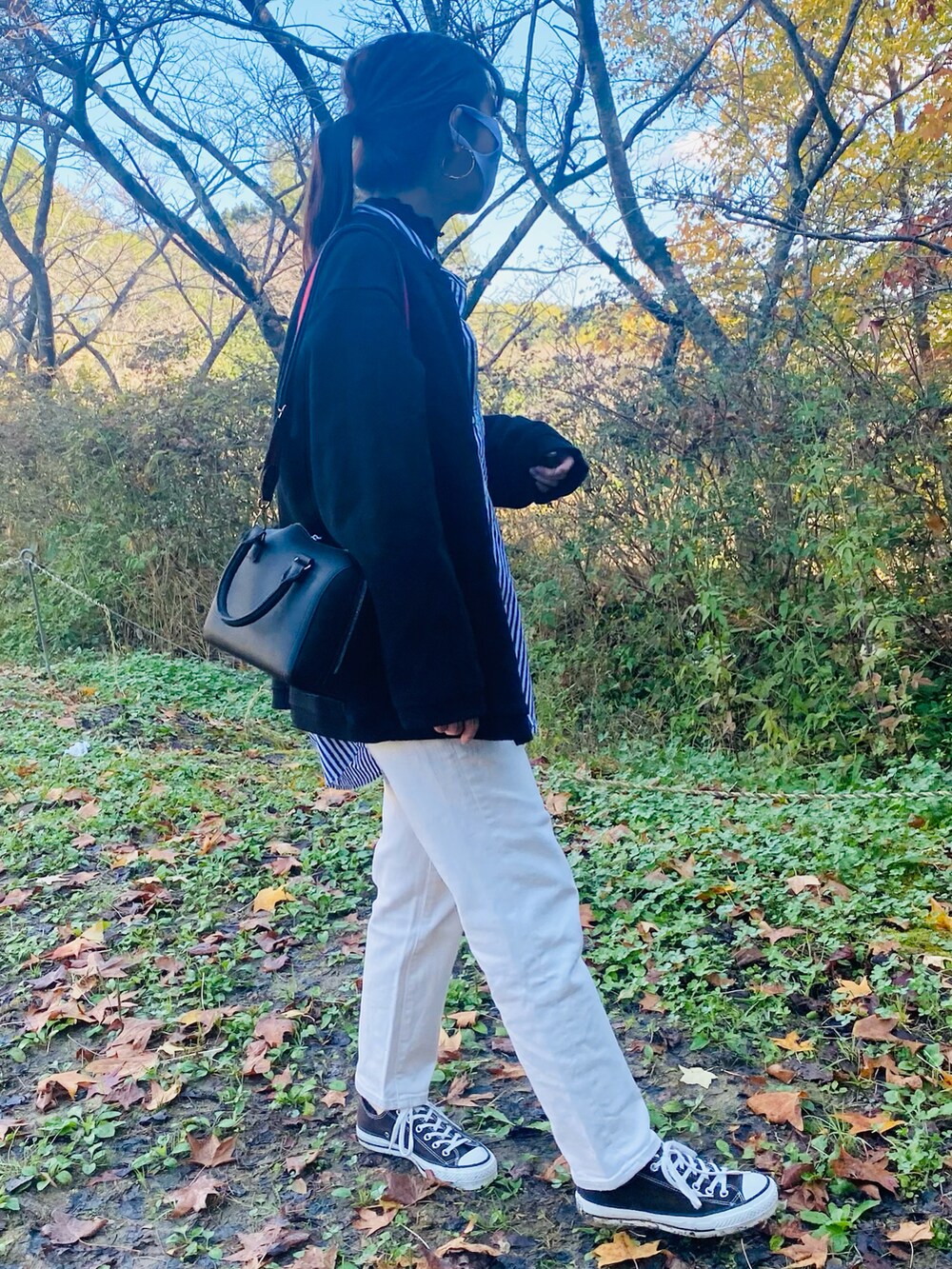 ブラック系のシャツ/ブラウス、ブラック系のTシャツ/カットソー、ブラック系のカーディガン/ボレロを着用したレディースの秋コーディネートの3枚目の写真