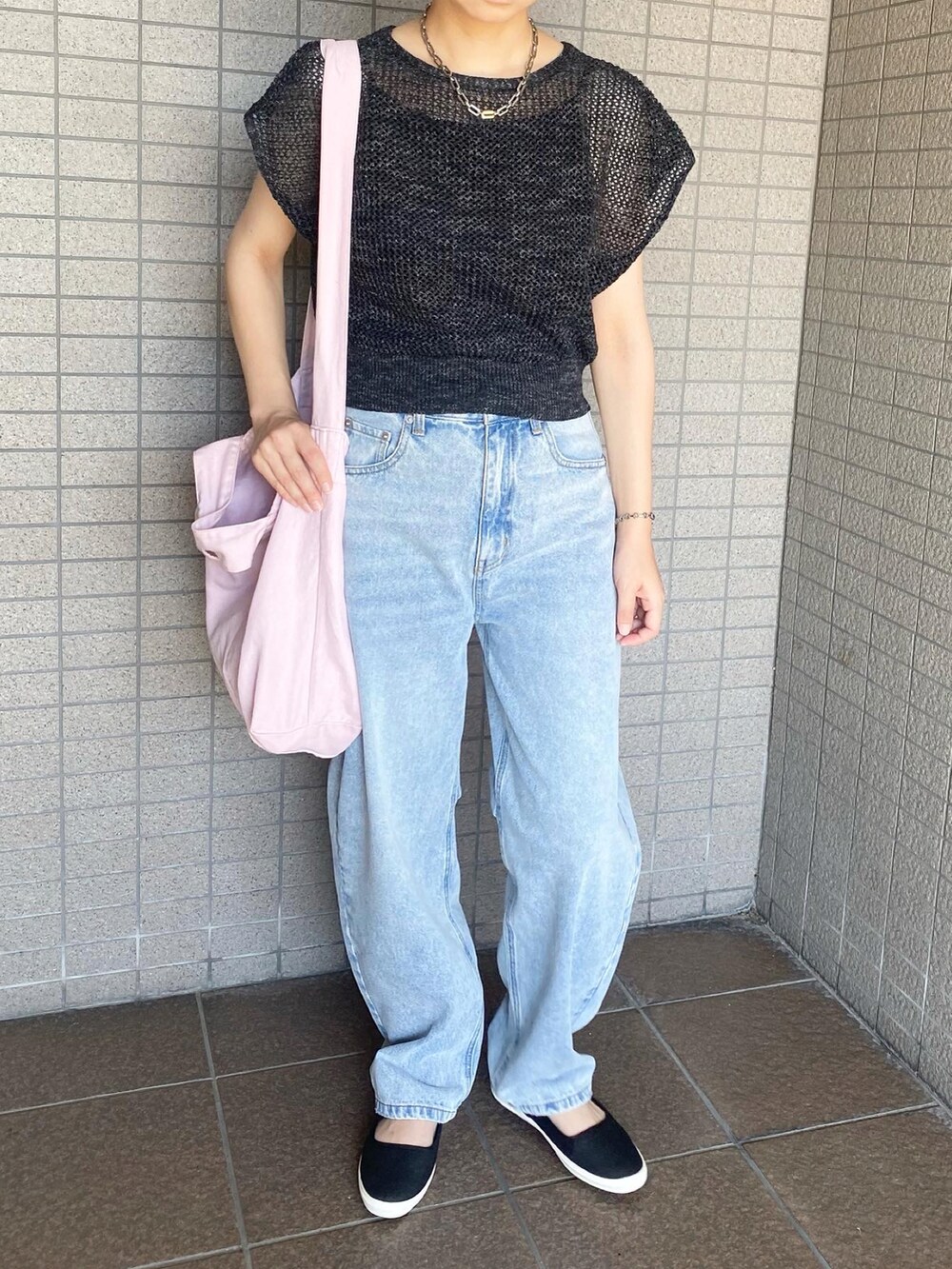 ブラック系のTシャツ/カットソー、ブルー系のデニムパンツ、ブラック系のその他シューズを着用したレディースの夏コーディネートの2枚目の写真