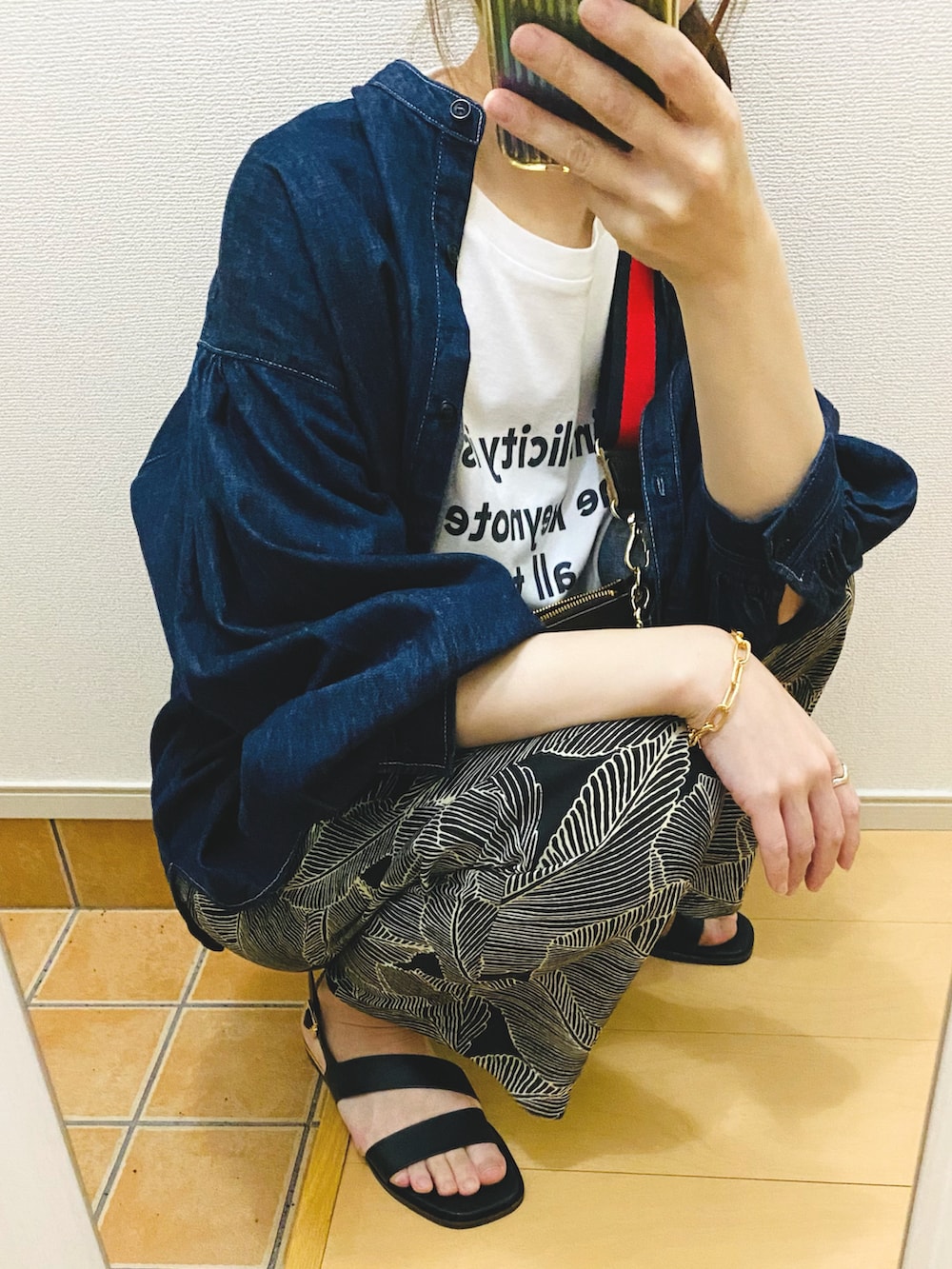 ブルー系のシャツ/ブラウス、ブラック系のその他パンツ、ブラック系のサンダルを着用したレディースの春コーディネートの3枚目の写真