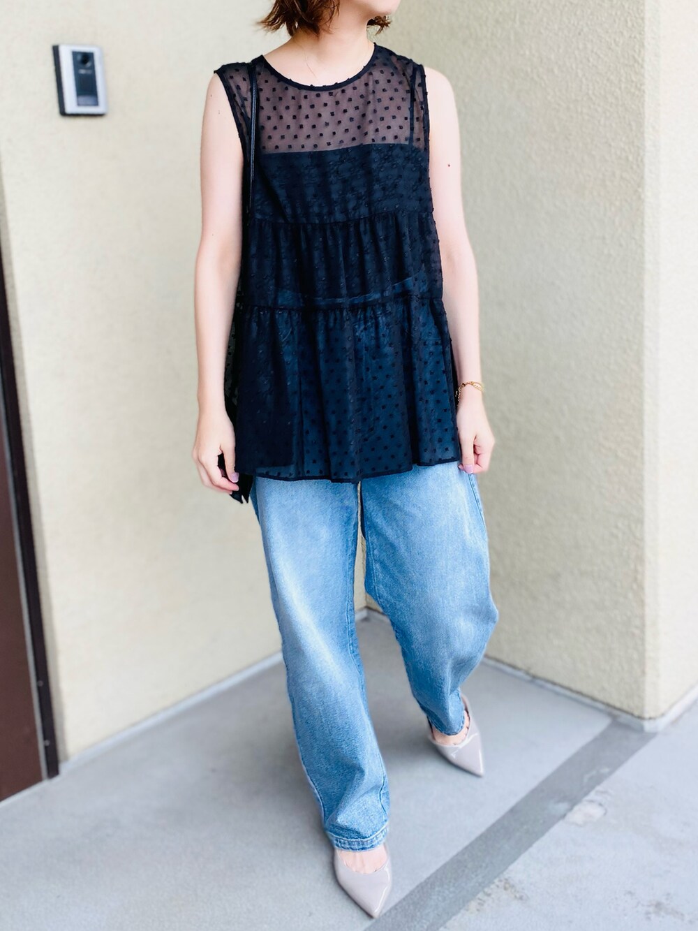 ブラック系のシャツ/ブラウス、ブルー系のデニムパンツ、グレー系のパンプスを着用したレディースの夏コーディネートの2枚目の写真