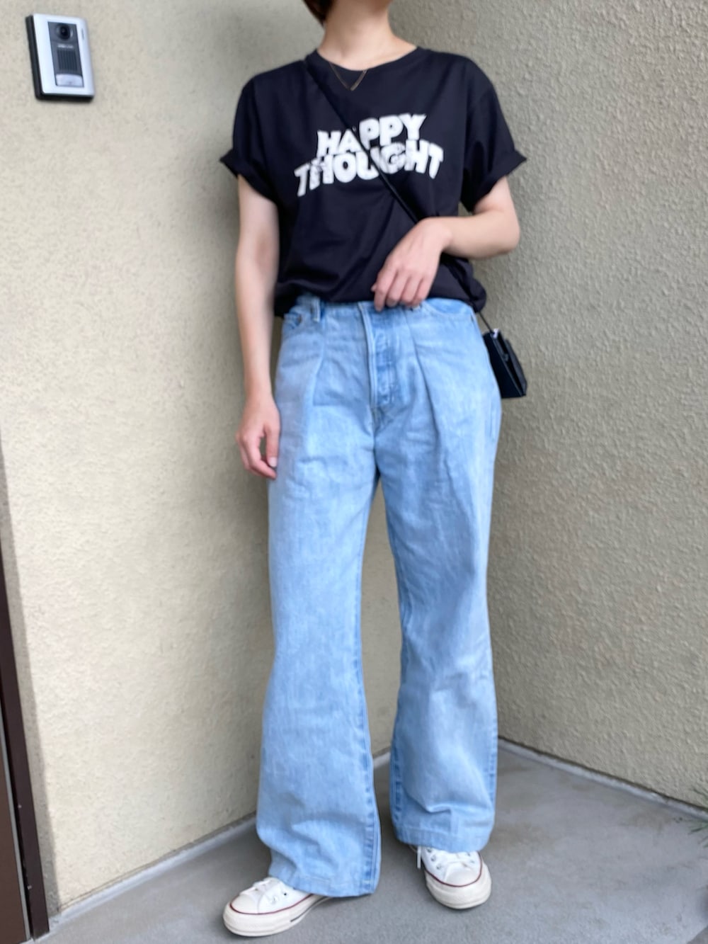 ブラック系のTシャツ/カットソー、ブルー系のデニムパンツを着用したレディースの夏コーディネートの3枚目の写真