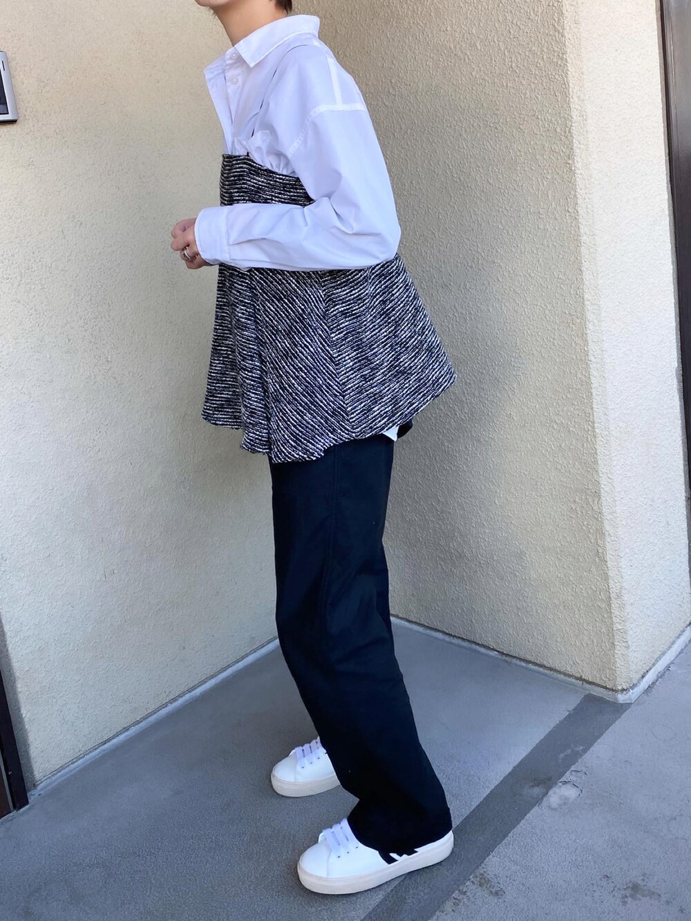 ブラック系のキャミソール、ブラック系のその他パンツ、ホワイト系のスニーカーを着用したレディースの秋コーディネートの3枚目の写真