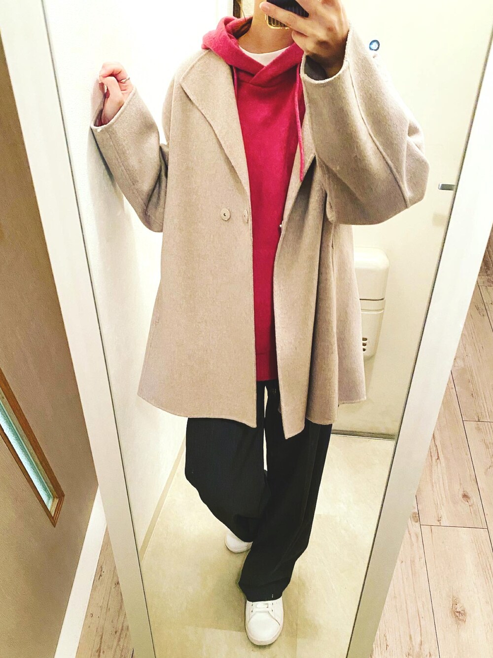 ブラック系のパンツ、ブラック系のショルダーバッグ、ピンク系のニット/セーターを着用したレディースの冬コーディネートの2枚目の写真