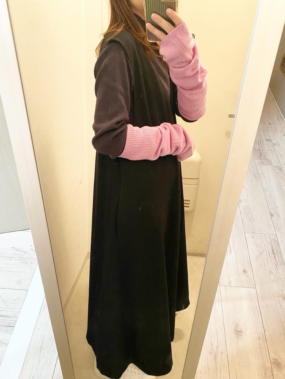 「カジュアル、ビッグシルエット、大人コーデ、差し色、アームウォーマー、ワンピース、ワンピース×スニーカー、ラクチンコーデ、シンプルコーデ、きれいめカジュアル、きれいめコーディネート、マイベストコーデ2022、おしゃれさんと繋がりたい」｜「SLOBE IENAのHAMILTON ダブルフェイスウールショートコート◆（その他アウター、ベージュ系）」を使った、Ⓜ︎さん（レディース・158cm）の冬コーディネートの4枚目の写真