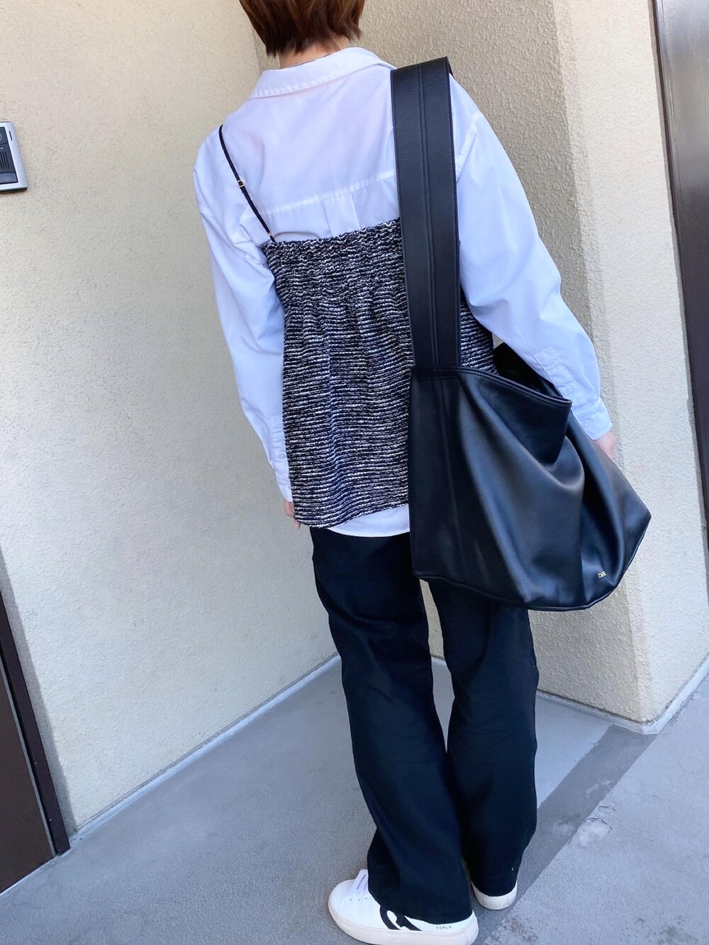 ブラック系のキャミソール、ブラック系のその他パンツ、ホワイト系のスニーカーを着用したレディースの秋コーディネートの4枚目の写真