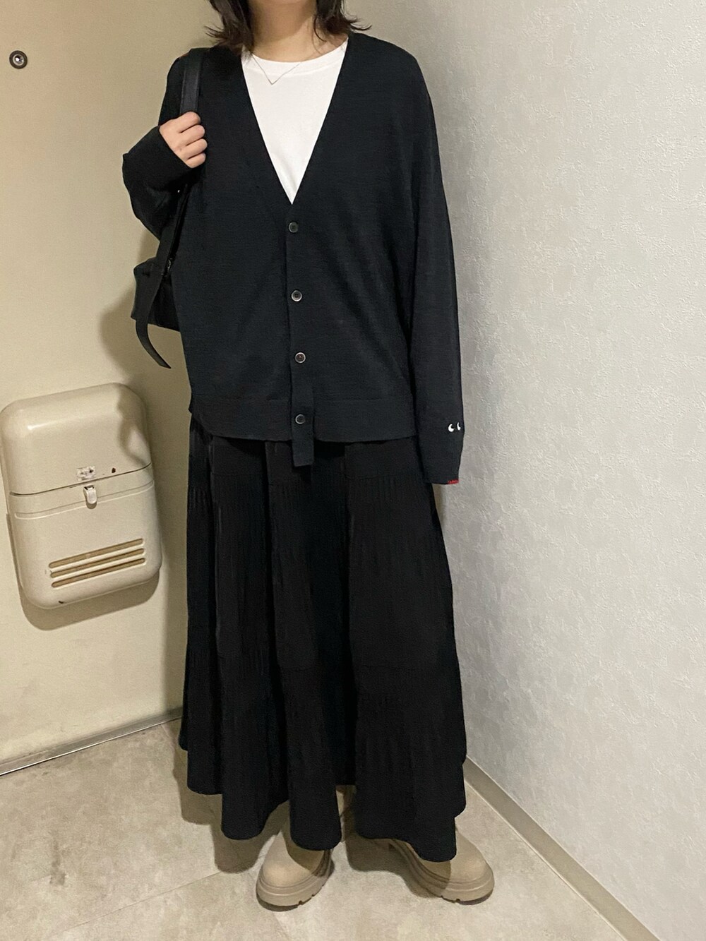 グレー系のカーディガン/ボレロを着用したレディースの秋コーディネートの3枚目の写真