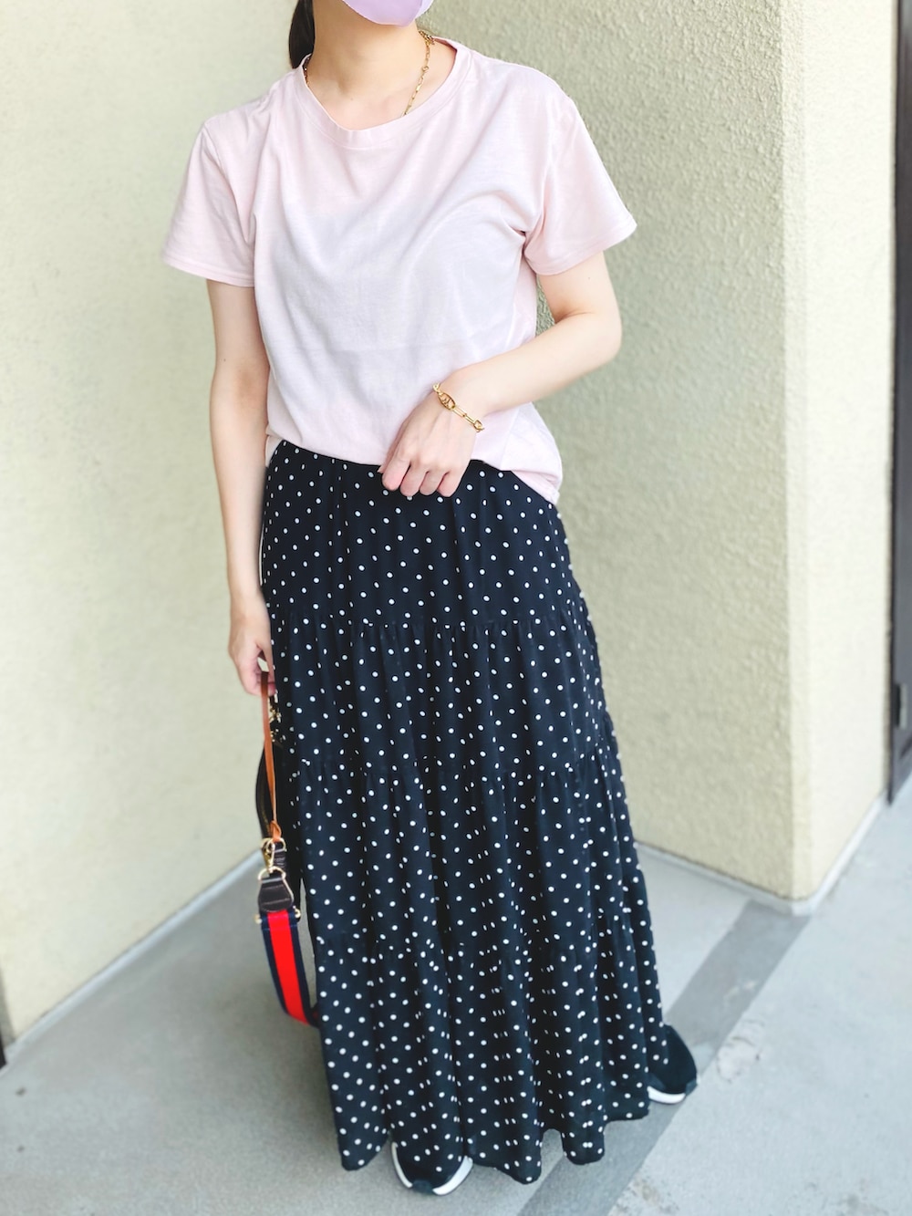 「大人コーデ、休日スタイル、きれいめカジュアル、オトナカジュアル、ラクチンコーデ、スニーカーコーデ、夏、ロングスカート、ピンク、Tシャツ、着回しコーデ、シンプル、大人女子、オトナカワイイ」｜「U by SPICK&SPANのドットティアードスカート 2◆（スカート、ブラック系）」を使った、Ⓜ︎さん（レディース・158cm）の夏コーディネートの2枚目の写真
