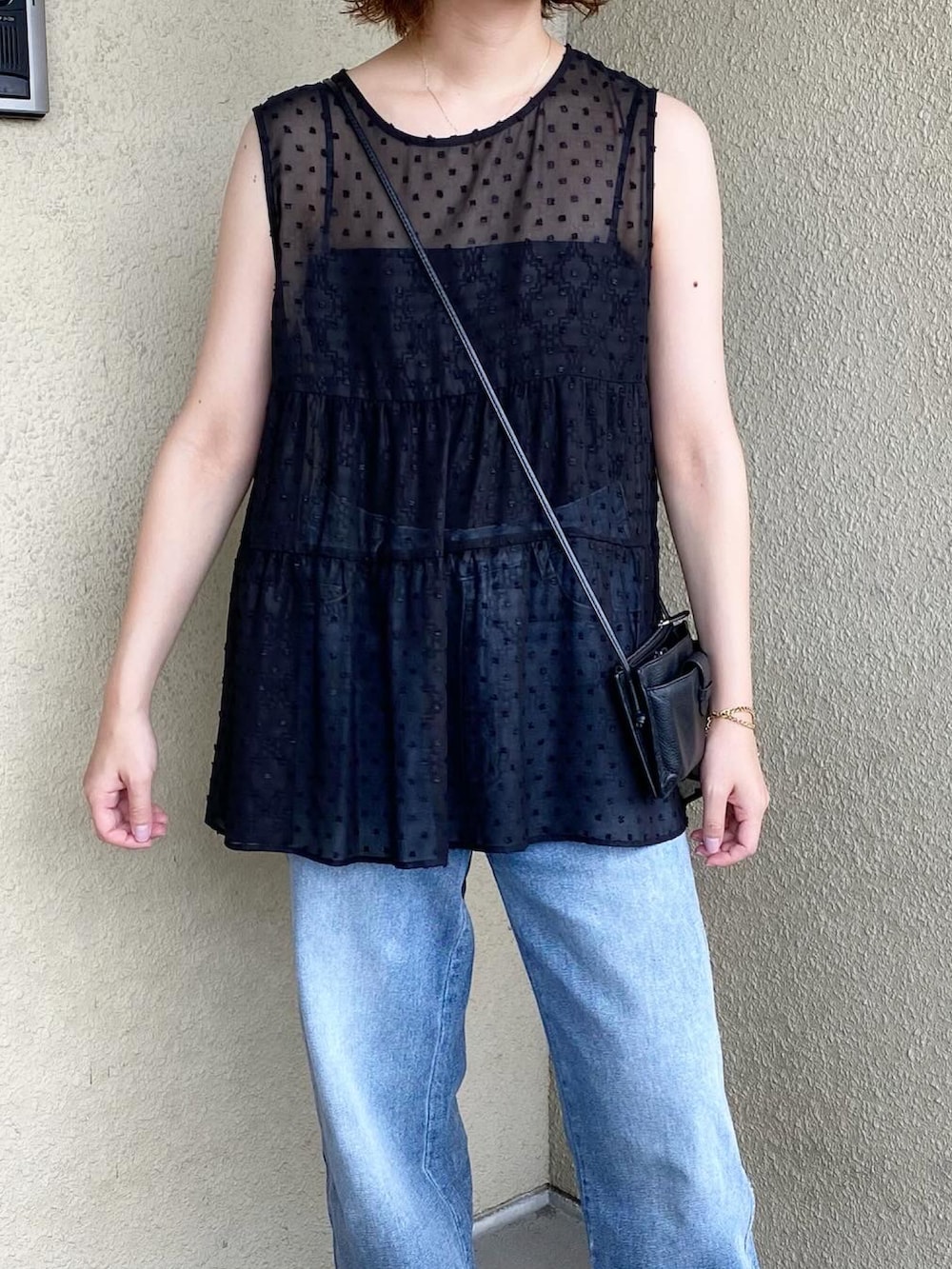 ブラック系のシャツ/ブラウス、ブルー系のデニムパンツ、グレー系のパンプスを着用したレディースの夏コーディネートの4枚目の写真