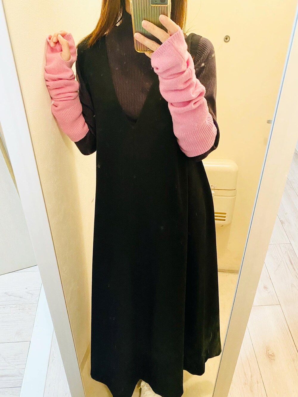 「カジュアル、ビッグシルエット、大人コーデ、差し色、アームウォーマー、ワンピース、ワンピース×スニーカー、ラクチンコーデ、シンプルコーデ、きれいめカジュアル、きれいめコーディネート、マイベストコーデ2022、おしゃれさんと繋がりたい」｜「SLOBE IENAのHAMILTON ダブルフェイスウールショートコート◆（その他アウター、ベージュ系）」を使った、Ⓜ︎さん（レディース・158cm）の冬コーディネートの3枚目の写真