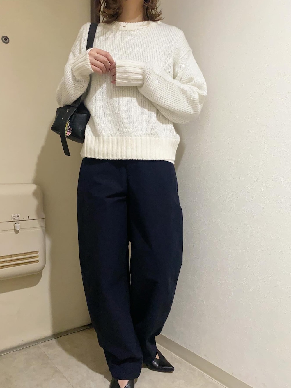 ホワイト系のニット/セーター、ブルー系のカーゴパンツ、ホワイト系のTシャツ/カットソーを着用したレディースの冬コーディネートの3枚目の写真