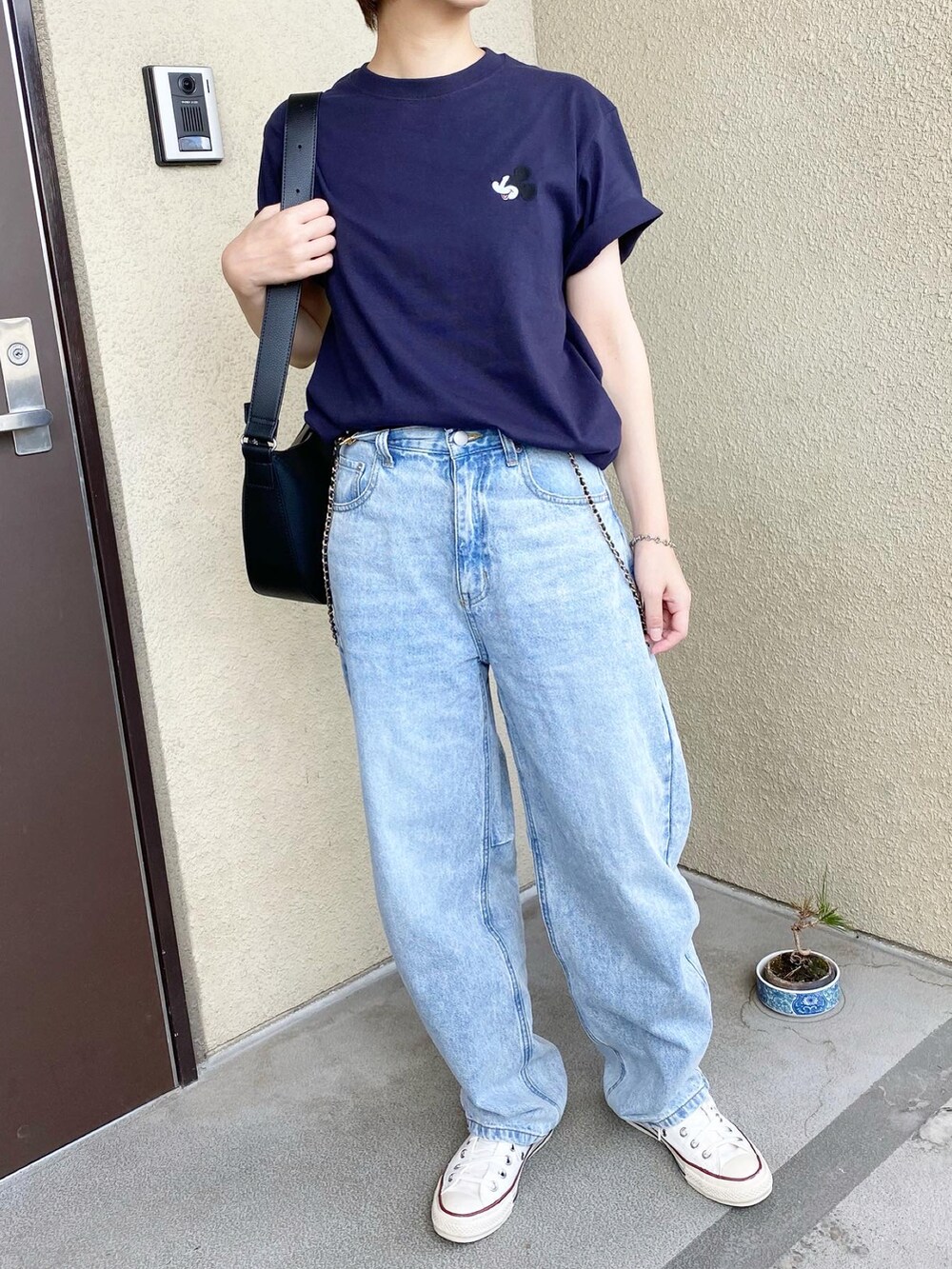 ブルー系のTシャツ/カットソー、ブルー系のデニムパンツ、ブラック系のショルダーバッグを着用したレディースの夏コーディネートの3枚目の写真