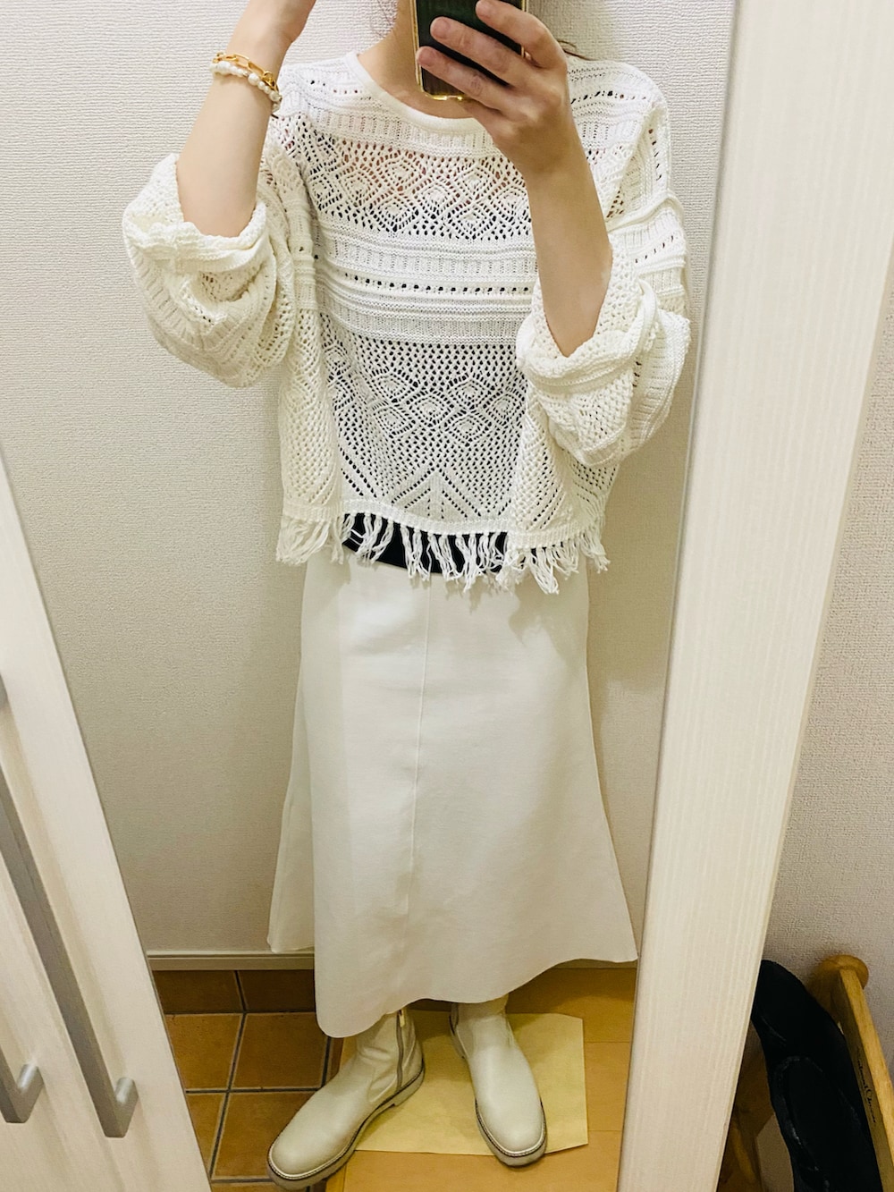 ホワイト系のスカート、ホワイト系のニット/セーター、その他のバッグを着用したレディースの春コーディネートの3枚目の写真