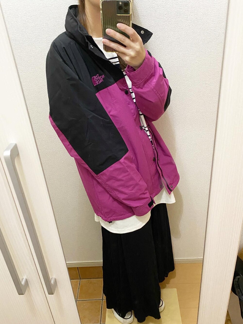 パープル系のブルゾン、ブラック系のTシャツ/カットソー、ブラック系のスカートを着用したレディースの春コーディネートの3枚目の写真