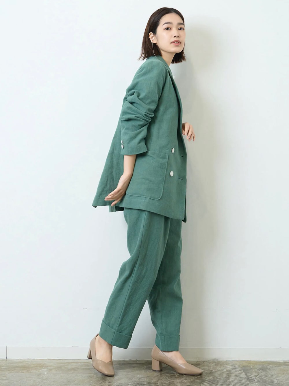 グリーン系のテーラードジャケット、グリーン系のその他パンツを着用したレディースの春コーディネートの5枚目の写真