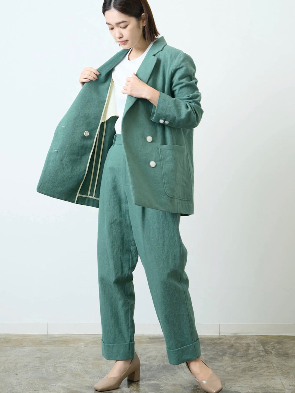 グリーン系のテーラードジャケット、グリーン系のその他パンツを着用したレディースの春コーディネートの4枚目の写真