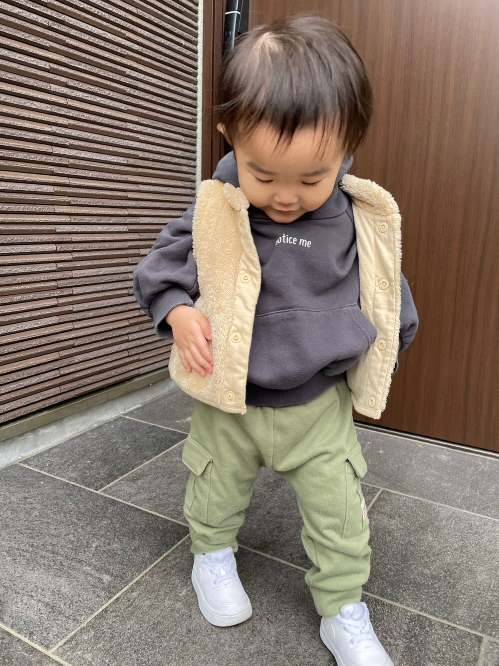 「カジュアルコーデ、スニーカー、キッズコーデ、1歳、2歳、ユニクロ、私の推しブランド、ストリート」｜「Birthdayのアイテム（パーカー、ブラック系）」を使った、ぎださん（キッズ・80cm）の冬コーディネートの2枚目の写真
