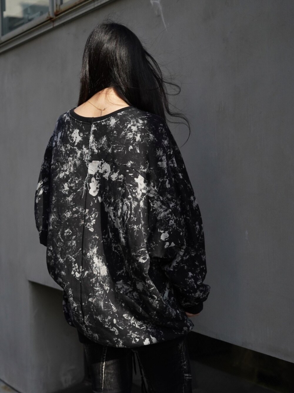 「ROYAL FLASH、KMRii」｜「KMRiiのKMRii/ケムリ/Flake Dischaged Dolman Top（Tシャツ/カットソー、ブラック系）」を使った、照井千尋さん（レディース・163cm）の夏コーディネートの2枚目の写真