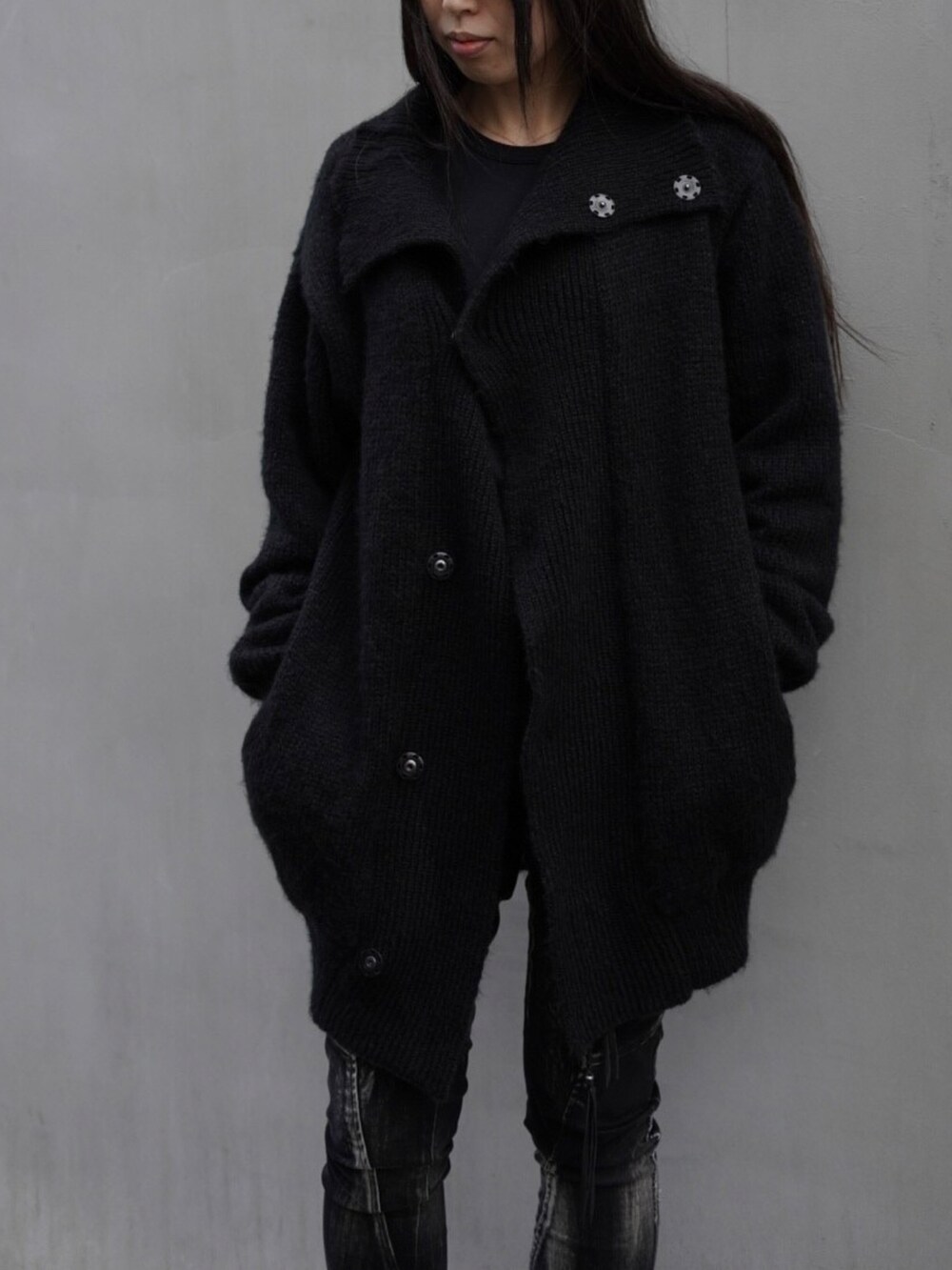 「ROYAL FLASH、KMRii」｜「KMRiiのKMRii/ケムリ/Mohair Jacket 03（カーディガン/ボレロ、ブラック系）」を使った、照井千尋さん（レディース・163cm）の夏コーディネートの2枚目の写真