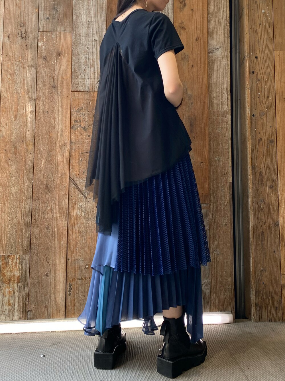 ブラック系のTシャツ/カットソー、ブルー系のスカートを着用したレディースの春コーディネートの2枚目の写真