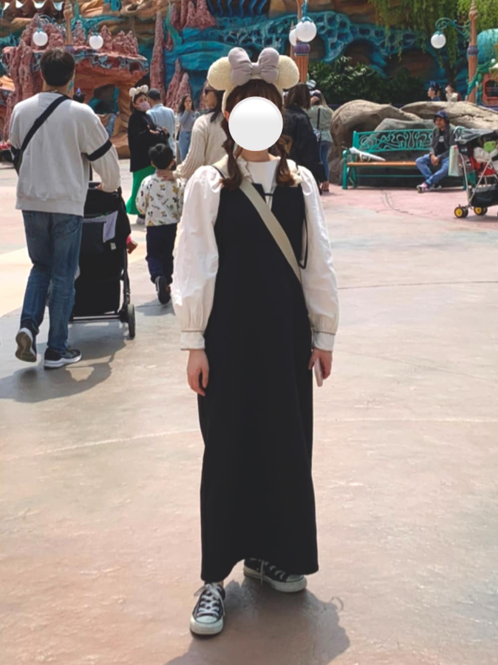 ベージュ系のシャツ/ブラウス、ベージュ系のショルダーバッグ、ブラック系のワンピースを着用したレディースの春コーディネートの3枚目の写真