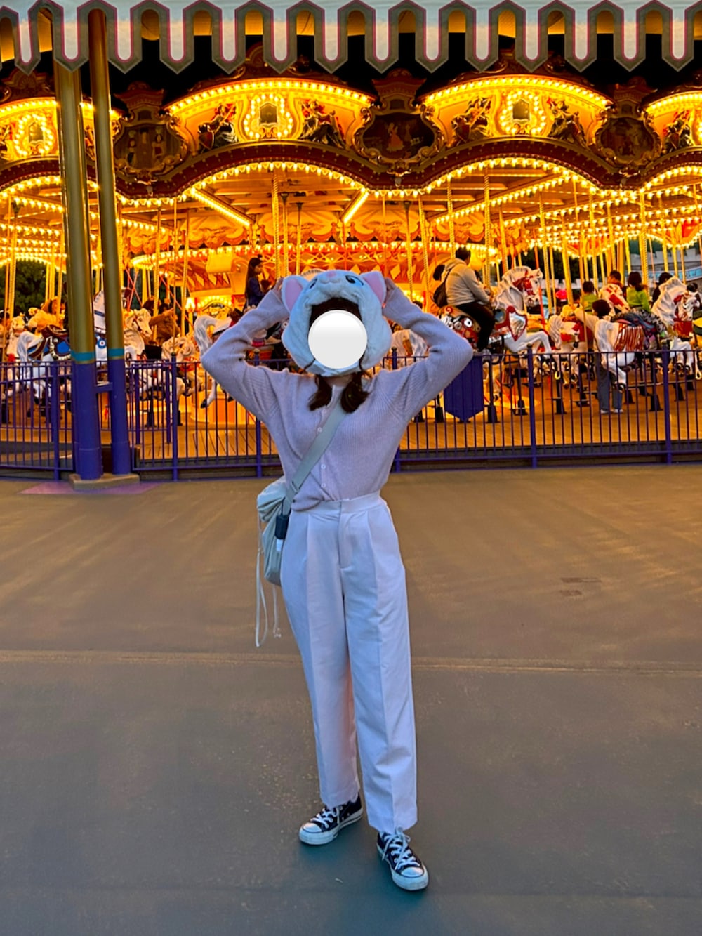 ピンク系のニット/セーター、ベージュ系のショルダーバッグ、ピンク系のスラックスを着用したレディースの春コーディネートの3枚目の写真