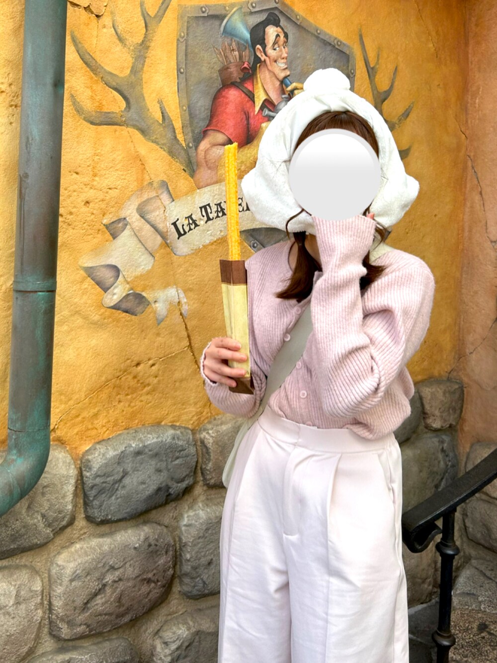 ピンク系のニット/セーター、ベージュ系のショルダーバッグ、ピンク系のスラックスを着用したレディースの春コーディネートの4枚目の写真