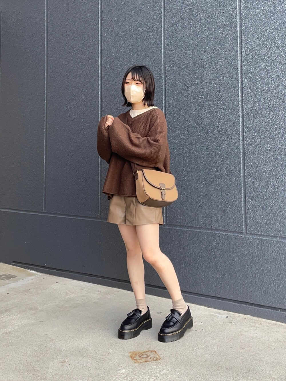 「ファッションを楽しもう、秋のコーデ、シンプルスタイル、ラクチンコーデ、ゆったりコーデ、低身長コーデ、いいね、save、フォローお願いします🤑、プチプラ、プチプラコーデ、オトナカジュアル、古着、淡色コーデ、おでかけコーデ、ショートパンツ、低身長」｜「GRLのアイテム（パンツ、ベージュ系）」を使った、るる 🥦低身長コーデ🥬さん（レディース・149cm）の秋コーディネートの2枚目の写真