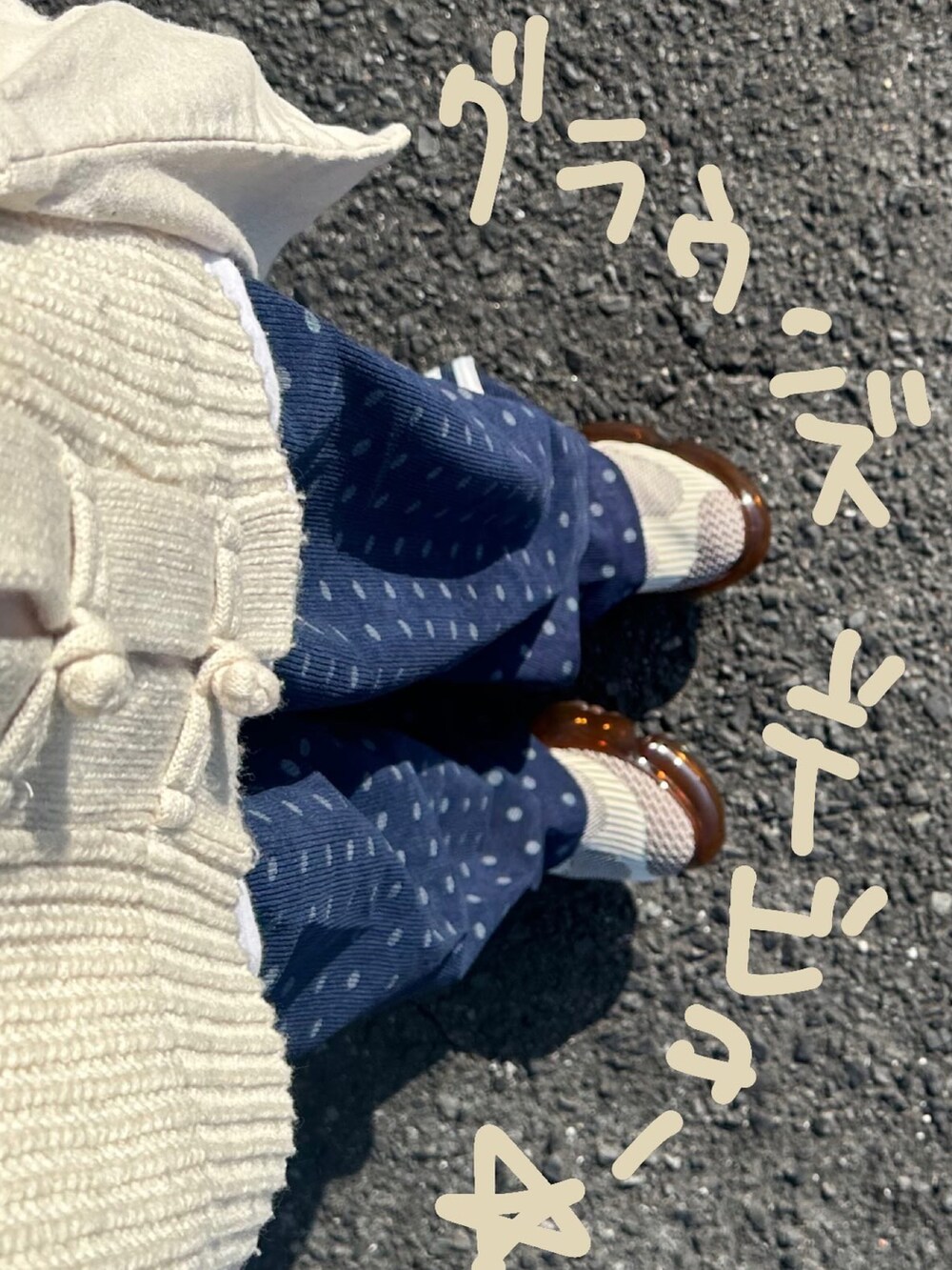 ホワイト系のカーディガン/ボレロ、ホワイト系のTシャツ/カットソー、ブルー系のパンツを着用したレディースの春コーディネートの2枚目の写真