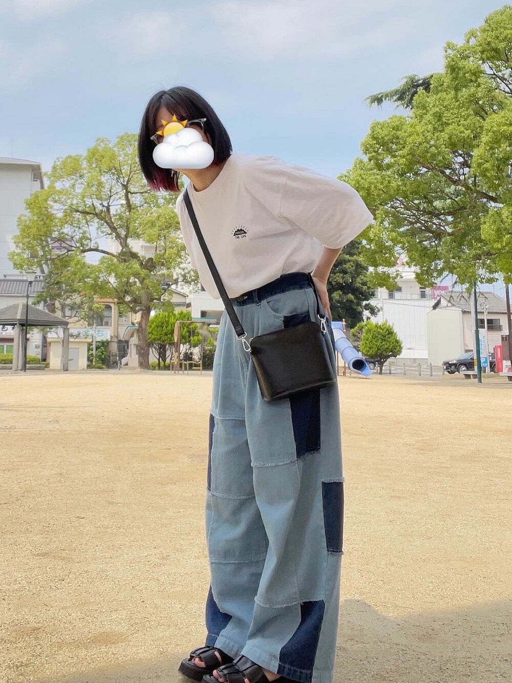 ブラック系のサンダル、ブラック系のサンダル、ブルー系のデニムパンツを着用したレディースの夏コーディネートの2枚目の写真