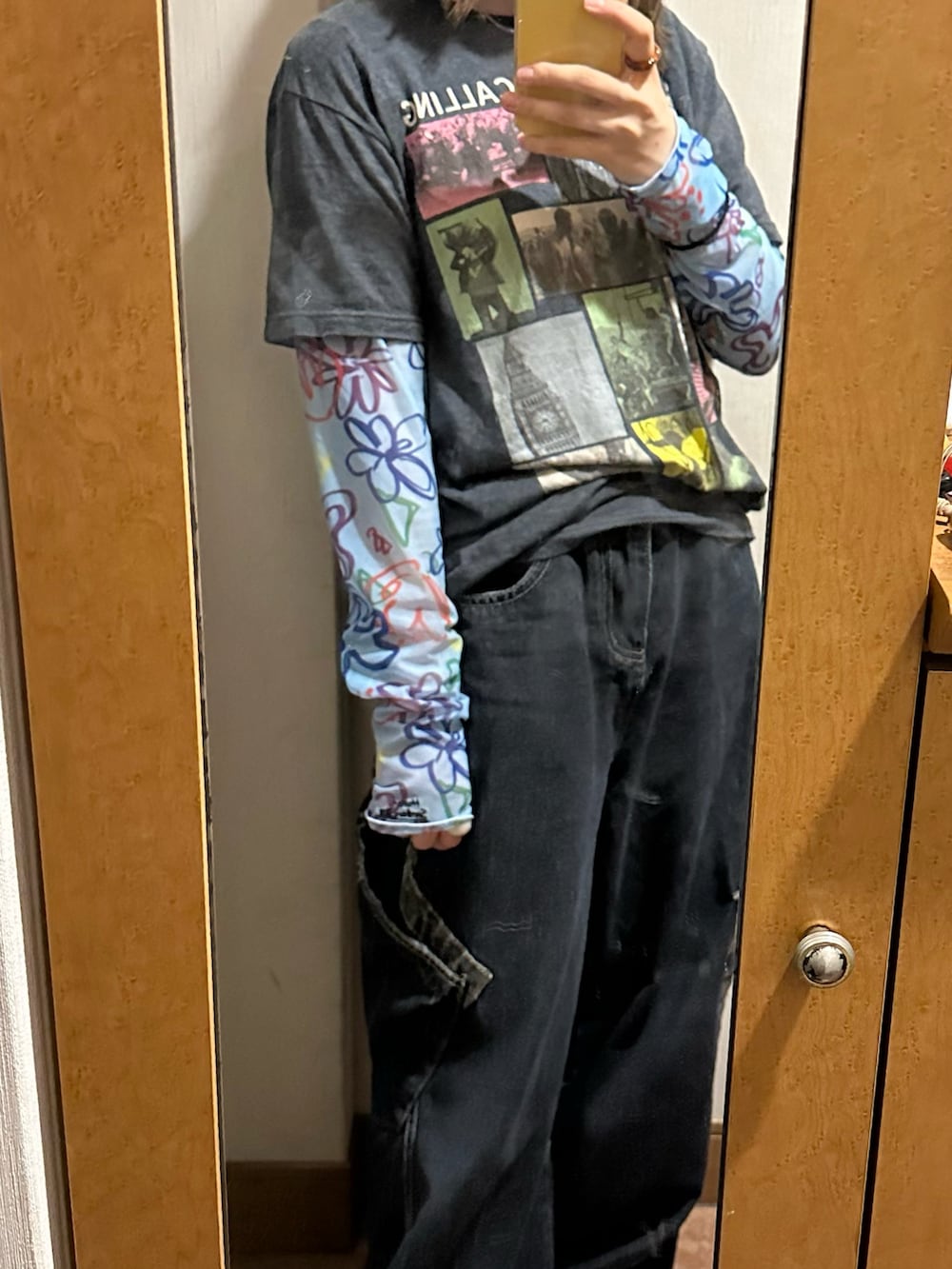 ブルー系のデニムパンツ、ホワイト系のスニーカー、ブルー系のTシャツ/カットソーを着用したレディースの秋コーディネートの2枚目の写真
