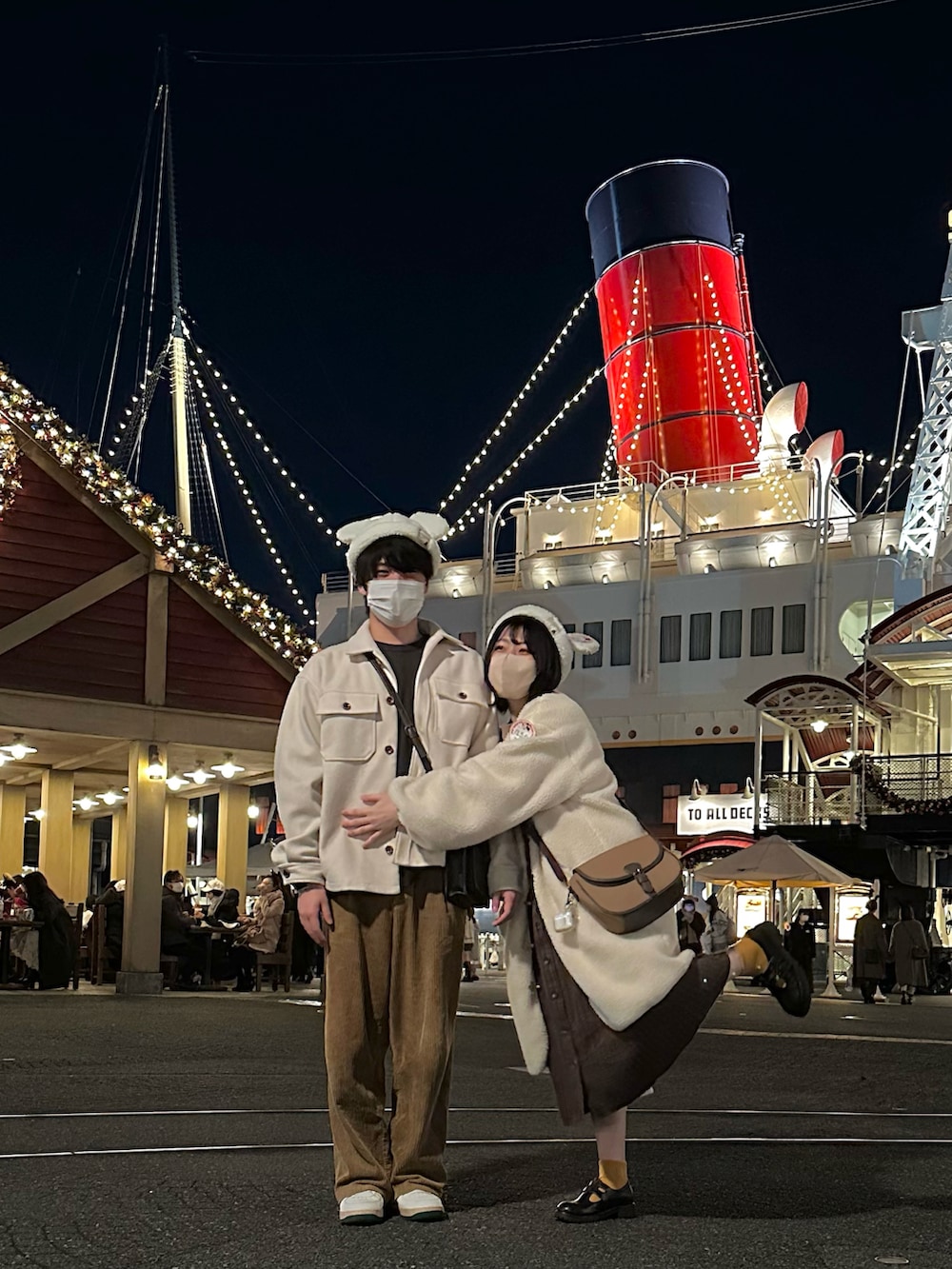 ベージュ系のその他パンツ、ブラウン系のジャンパースカート、ベージュ系のブルゾンを着用したレディースの冬コーディネートの2枚目の写真