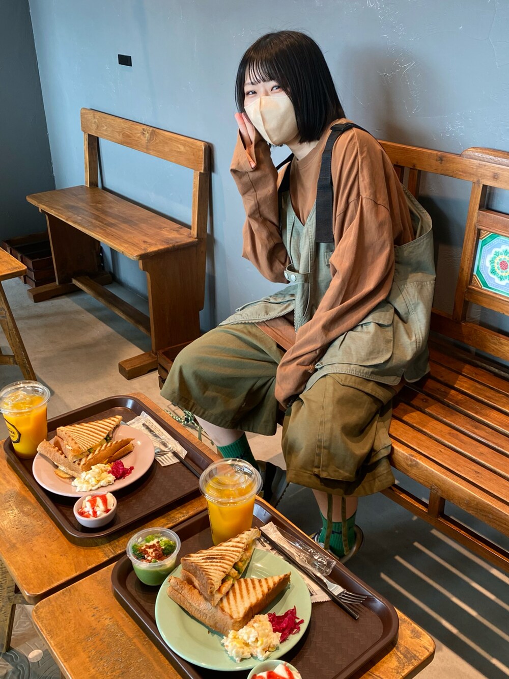 グリーン系のベスト、グリーン系のその他パンツ、ブラウン系のTシャツ/カットソーを着用したレディースの冬コーディネートの2枚目の写真