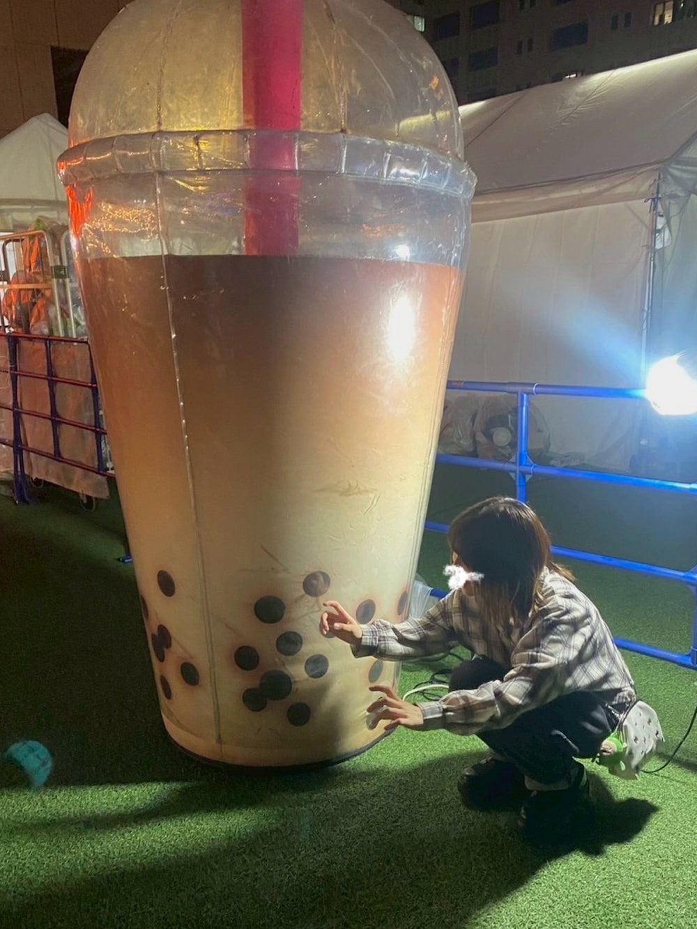 ブラック系のブーツ、ブラック系のデニムパンツ、ホワイト系のシャツ/ブラウスを着用したレディースの秋コーディネートの3枚目の写真