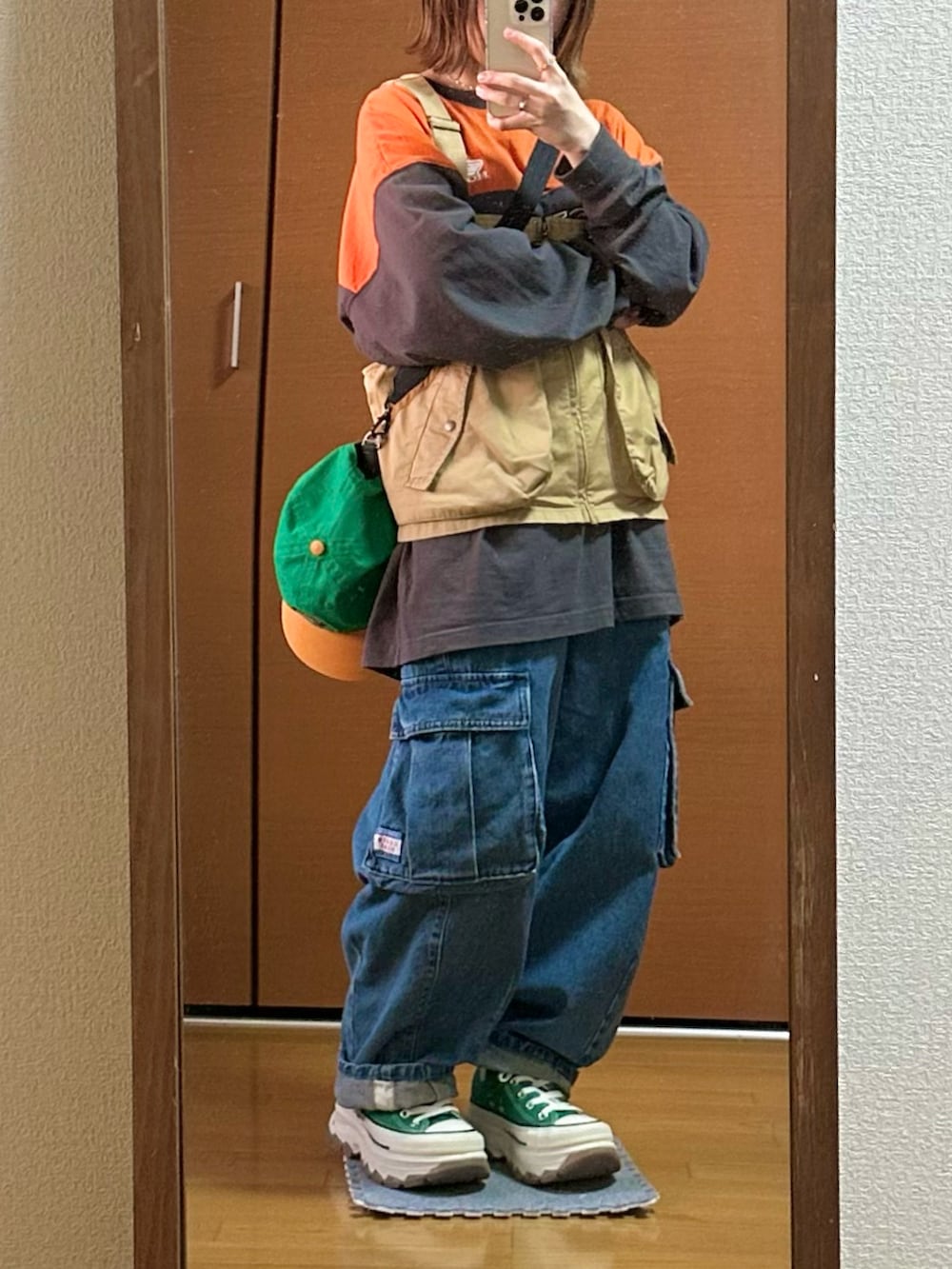 ブラック系のTシャツ/カットソー、ベージュ系のベスト、ブルー系のデニムパンツを着用したレディースの春コーディネートの3枚目の写真