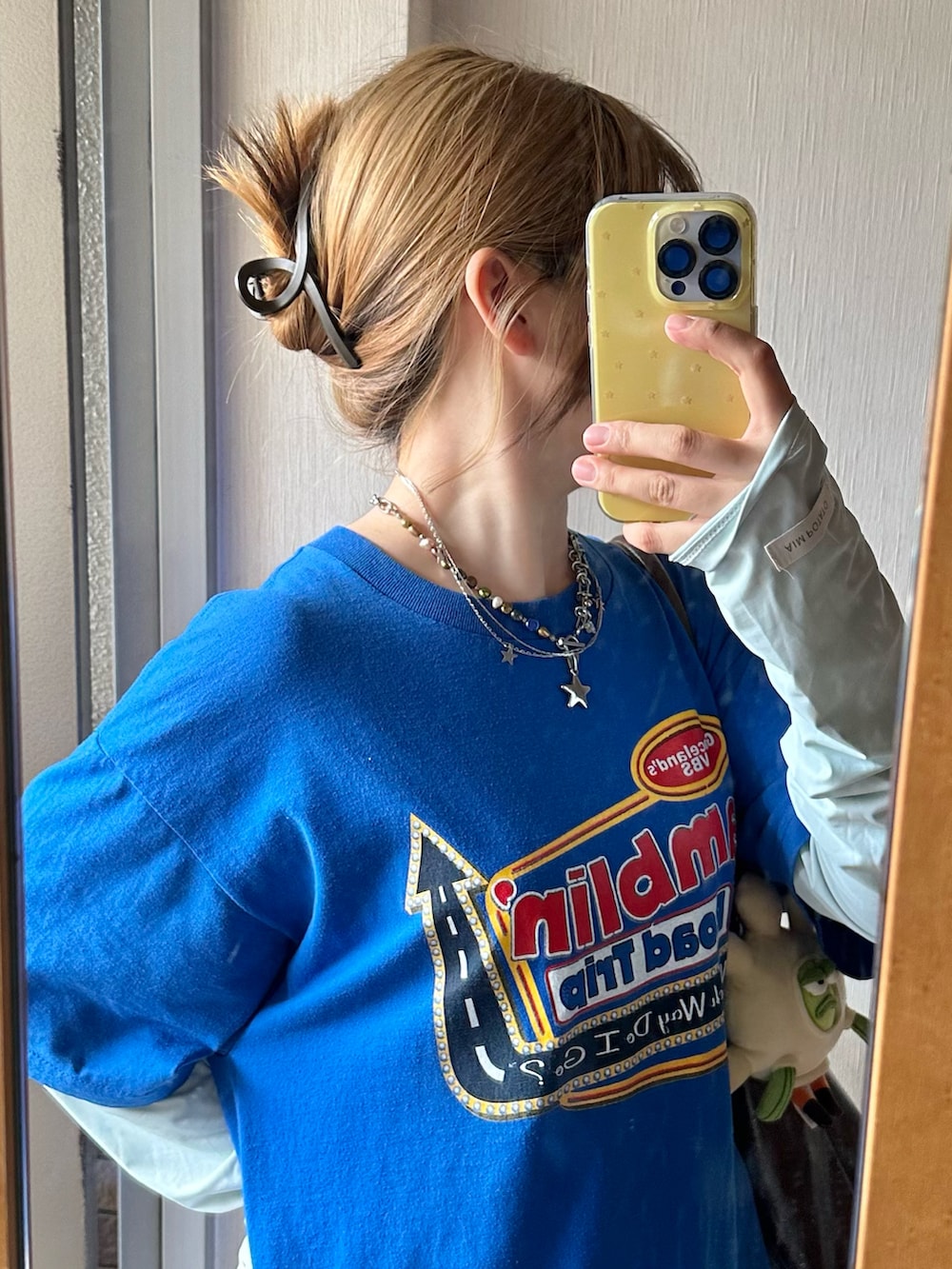 ホワイト系のサンダル、ブルー系のTシャツ/カットソー、グレー系のスウェットパンツを着用したレディースの春コーディネートの2枚目の写真