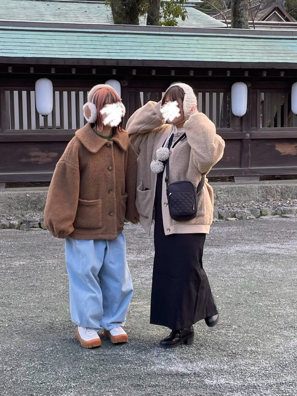 ブラウン系のジャケット/アウター、ベージュ系のその他アウター、ホワイト系のニット/セーターを着用したレディースの冬コーディネートの2枚目の写真