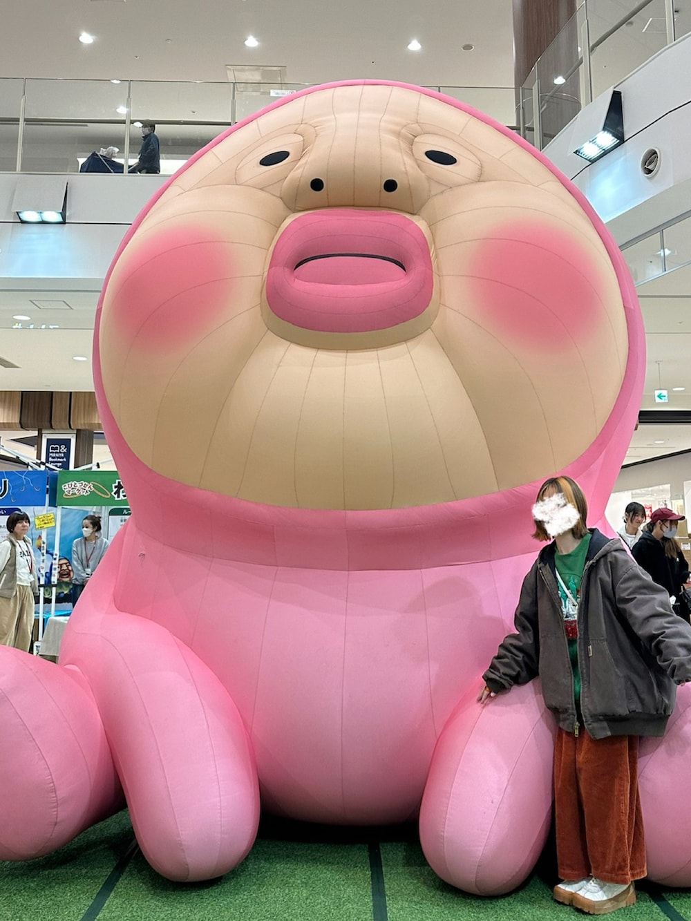 ホワイト系のショルダーバッグ、ブラウン系のその他パンツ、ブラウン系のブルゾンを着用したレディースの冬コーディネートの2枚目の写真