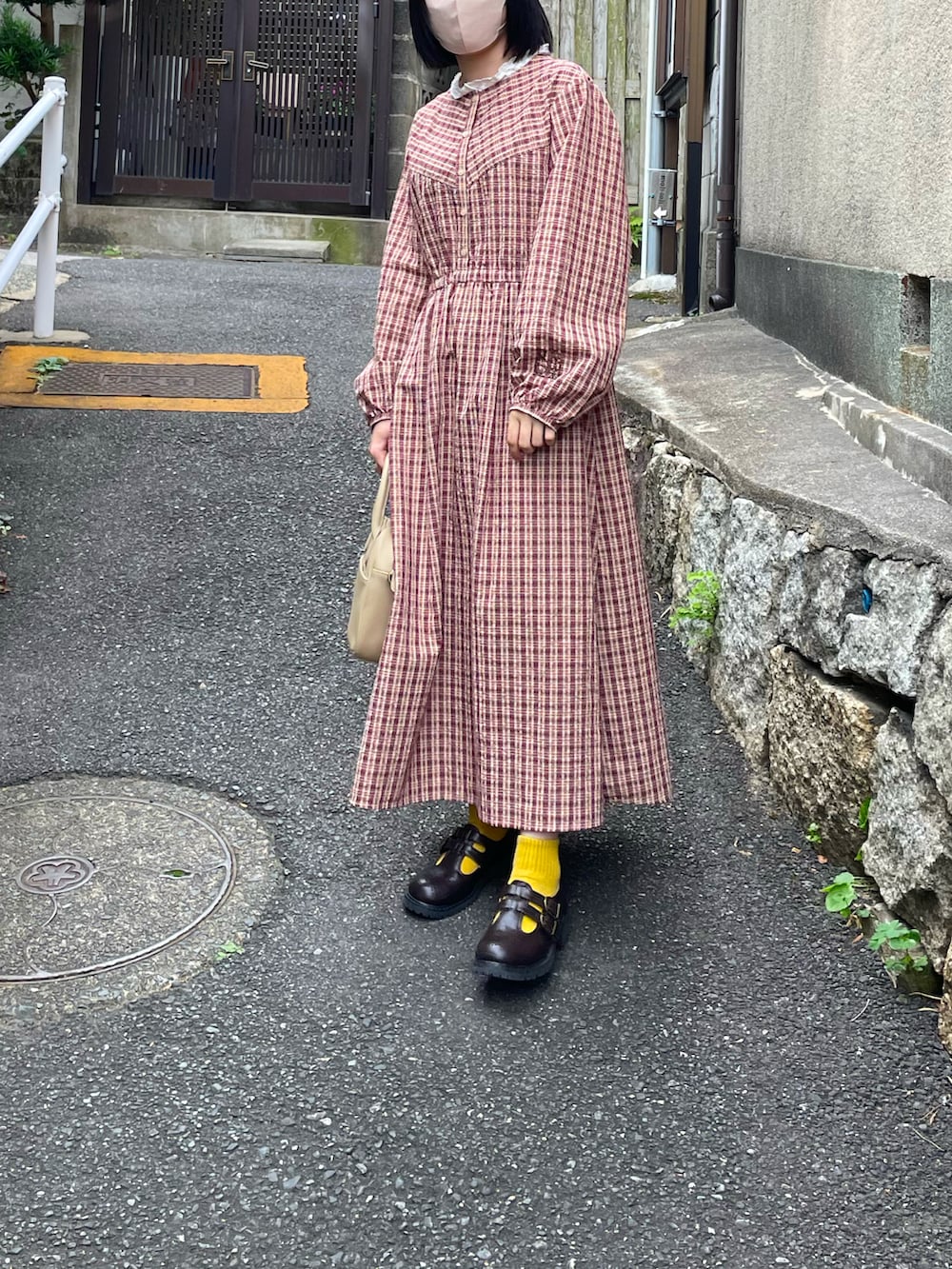 ベージュ系のショルダーバッグ、レッド系のワンピース、ブラウン系のその他シューズを着用したレディースの冬コーディネートの2枚目の写真