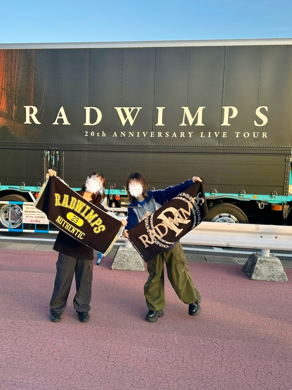 グレー系のブルゾン、ブラック系のブーツ、ブルー系のTシャツ/カットソーを着用したレディースの秋コーディネートの3枚目の写真