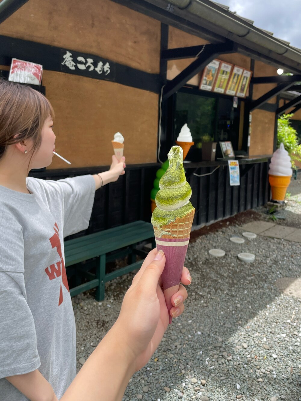 グリーン系のパンツ、グレー系のTシャツ/カットソー、ホワイト系のその他を着用したレディースの夏コーディネートの2枚目の写真