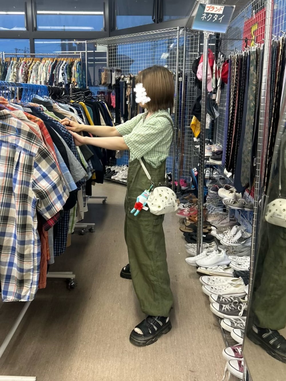 グリーン系のその他パンツ、グリーン系のシャツ/ブラウス、ホワイト系のショルダーバッグを着用したレディースの夏コーディネートの2枚目の写真