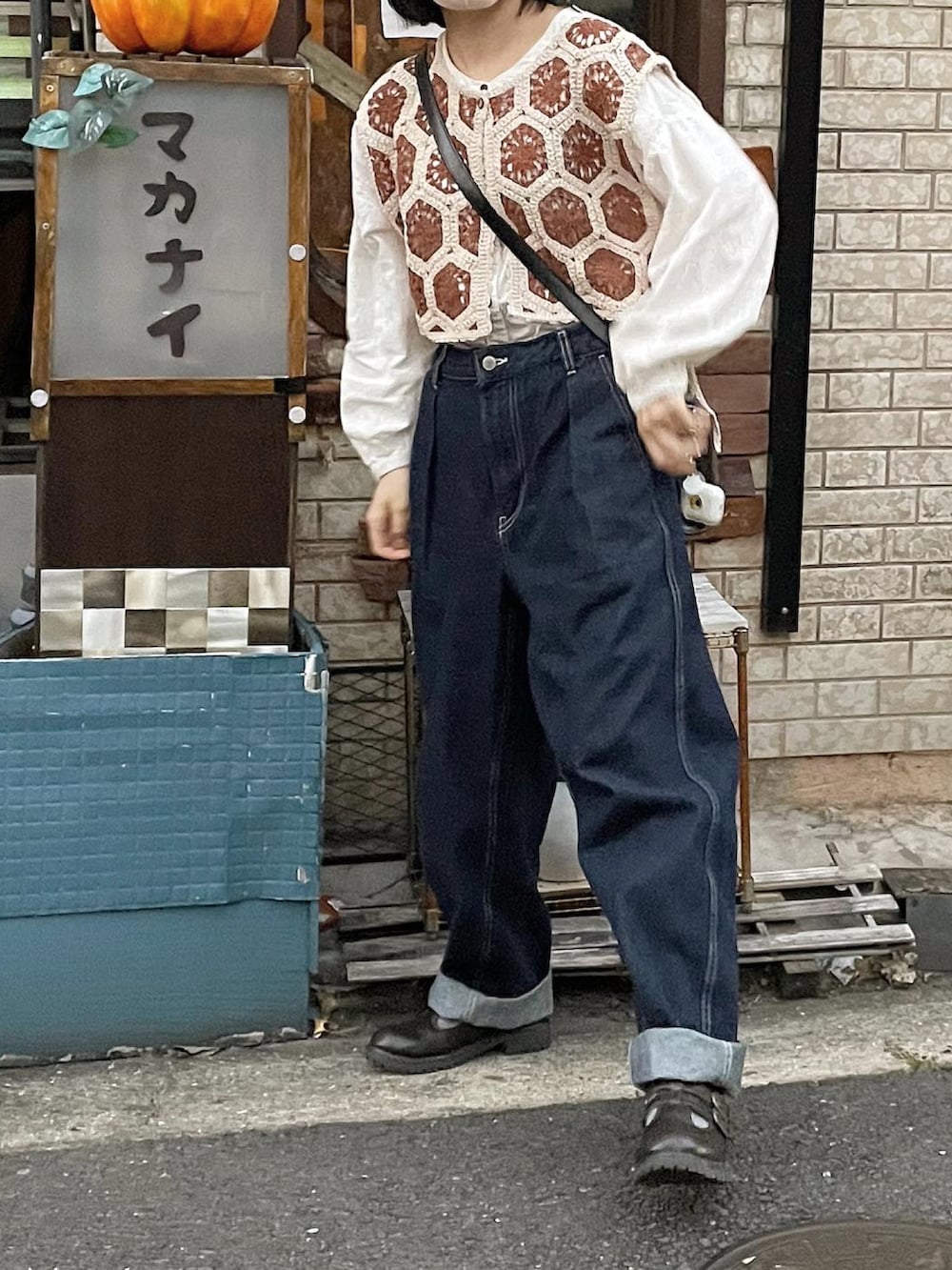 ブルー系のパンツ、ブラウン系のその他シューズ、ブラウン系のベストを着用したレディースの春コーディネートの2枚目の写真