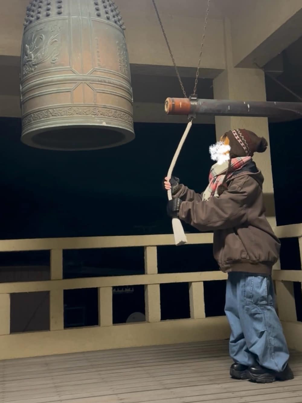 ブラウン系のブルゾン、ブラック系のブーツ、ブルー系のカーゴパンツを着用したレディースの冬コーディネートの2枚目の写真