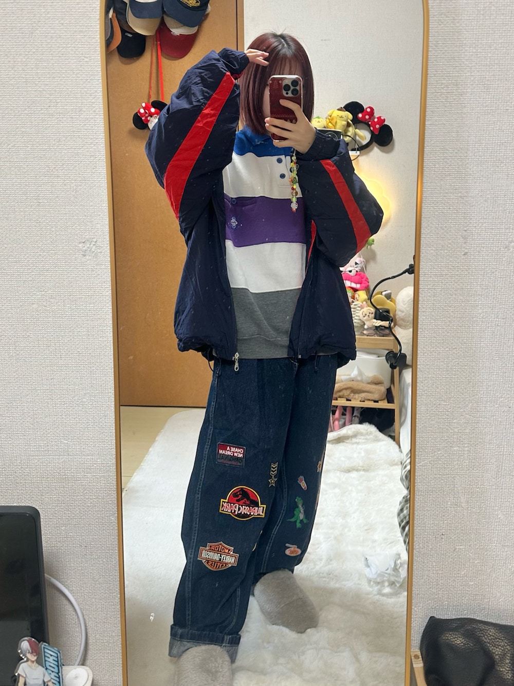 ブルー系のポロシャツ、ブルー系のナイロンジャケット、ブルー系のパンツを着用したレディースの冬コーディネートの2枚目の写真