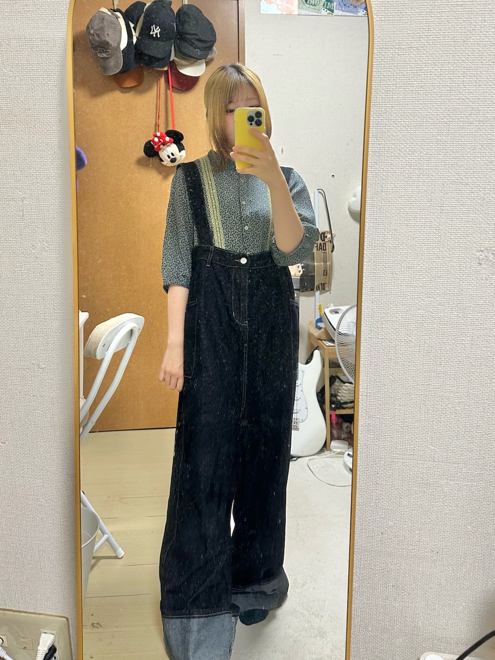 グリーン系のシャツ/ブラウス、ブルー系のサロペット/オーバーオール、ホワイト系のその他を着用したレディースの夏コーディネートの2枚目の写真